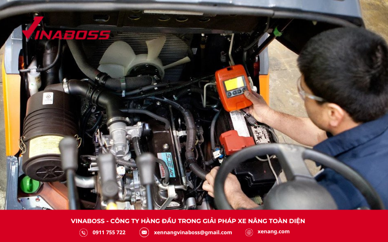 Kỹ thuật viên kiểm tra và chẩn đoán lỗi xe nâng trước khi sửa chữa