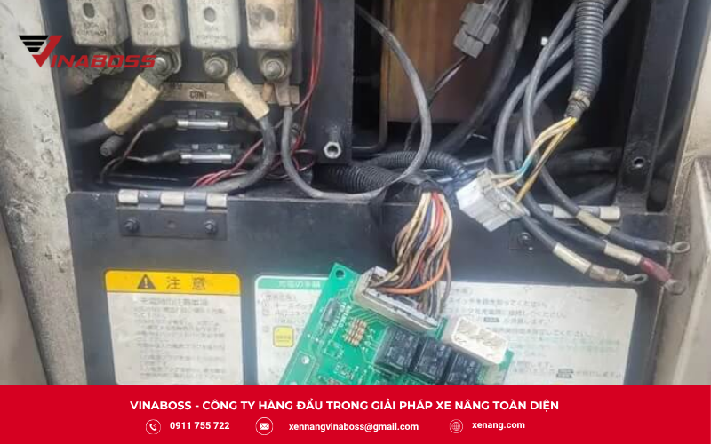 Kỹ thuật viên kiểm tra hệ thống điều khiển khi xe nâng không thể di chuyển