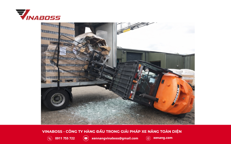 Xe nâng có thể bị lật về phía trước, phía sau hoặc nghiêng sang một bên, tùy thuộc vào nguyên nhân gây ra sự mất cân bằng.