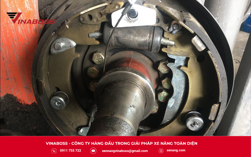 Lỗi thủy lực và phanh khiến xe nâng nâng hạ kém, rò rỉ dầu và giảm độ an toàn 