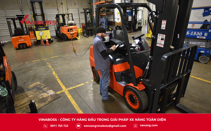 Môi trường dừa và độ ẩm cao ở Bến Tre khiến xe nâng nhanh hao mòn, cần sửa chữa thường xuyên