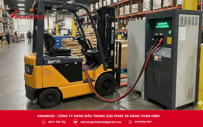 Để đảm bảo sạc xe nâng điện đúng kỹ thuật, an toàn và kéo dài tuổi thọ ắc quy, người vận hành cần tuân thủ đầy đủ quy trình sạc