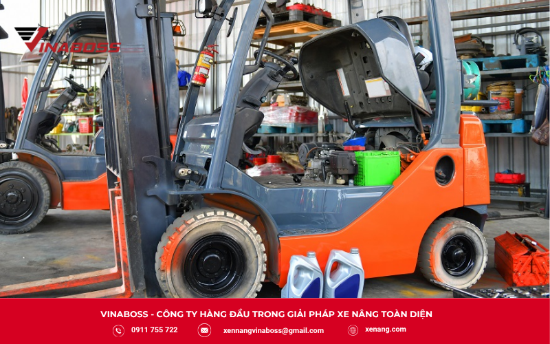 Kỹ thuật viên kiểm tra hệ thống xe nâng Trung Quốc trước khi sửa chữa