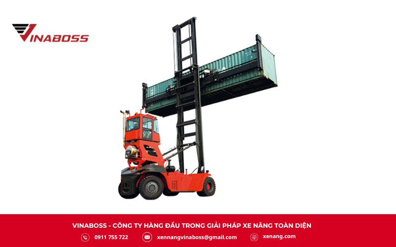 Xe nâng container (Container Handler) là thiết bị hạng nặng dùng để nâng và xếp container