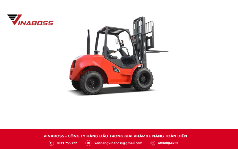 Xe nâng địa hình (Rough Terrain Forklift) là dòng xe nâng chuyên hoạt động ngoài trời trên nền đất gồ ghề, sình lầy hoặc dốc