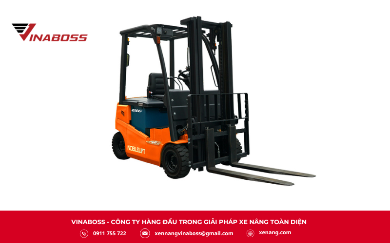 Xe nâng điện dùng động cơ điện AC và pin sạc để nâng hạ hàng hóa từ 0.5–8 tấn