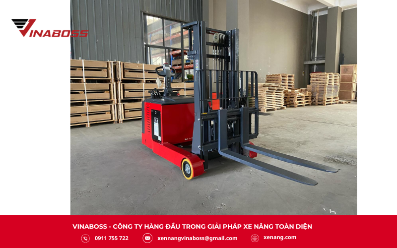 Xe nâng điện thân thiện môi trường trong kho logistics
