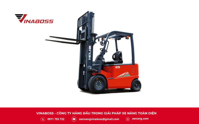 Xe nâng điện đối trọng sử dụng ắc quy đặt phía sau để tạo đối trọng, giúp xe vận hành cân bằng và ổn định khi nâng hàng.