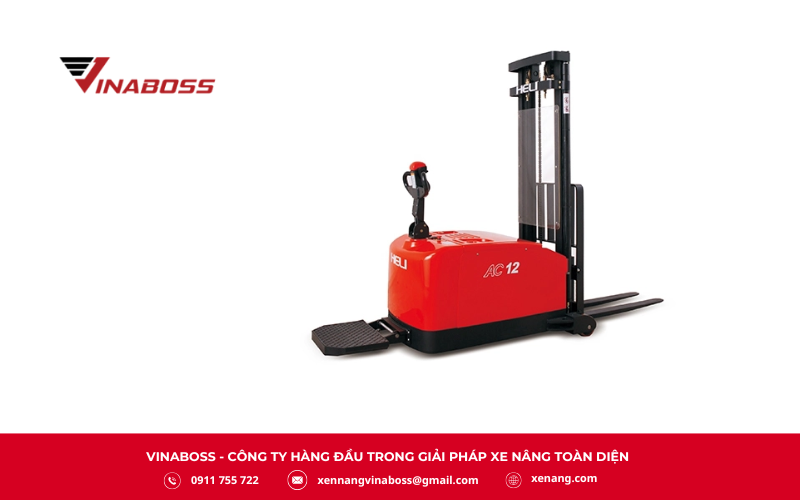 Xe nâng đối trọng là thiết bị chuyên dùng để nâng và di chuyển hàng hóa