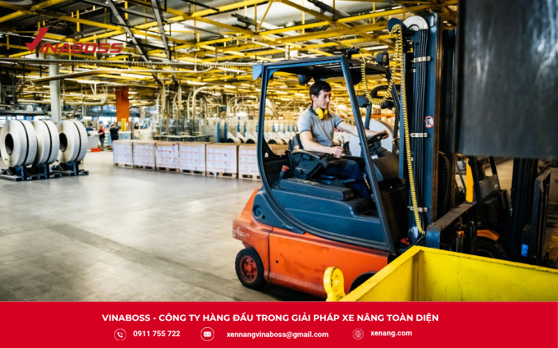 Xe nâng hoạt động liên tục tại các nhà máy ở Vĩnh Phúc