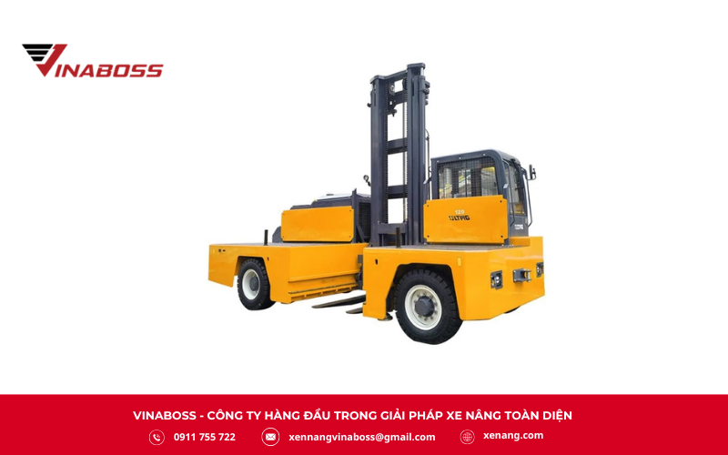 Xe nâng ngang là dòng xe chuyên xử lý hàng dài và cồng kềnh như thép, gỗ, ống nhựa nhờ càng nâng đặt bên hông xe