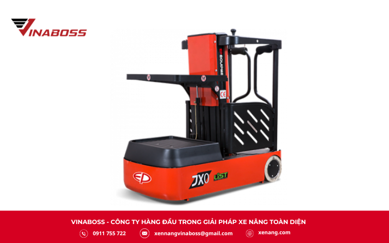 Xe nâng người lấy hàng là thiết bị chuyên dụng được thiết kế để hỗ trợ công nhân tiếp cận các kệ hàng cao