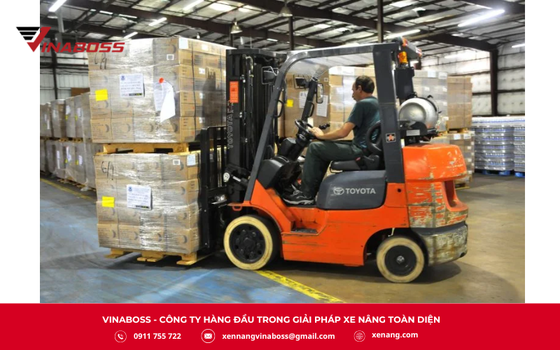 Xe nâng nhà kho là dòng xe nâng chuyên dùng trong môi trường kho bãi kín
