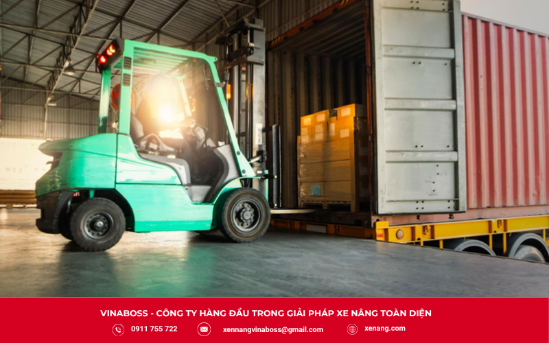Xe nâng phục vụ nhu cầu nâng hạ hàng hóa tại Quận 12
