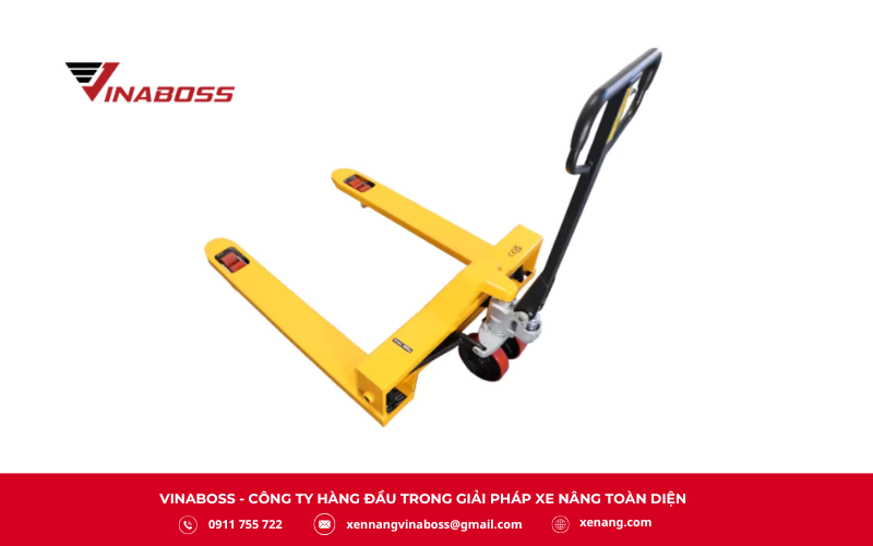 Sử dụng xe nâng tay càng rộng với các hàng hóa lớn