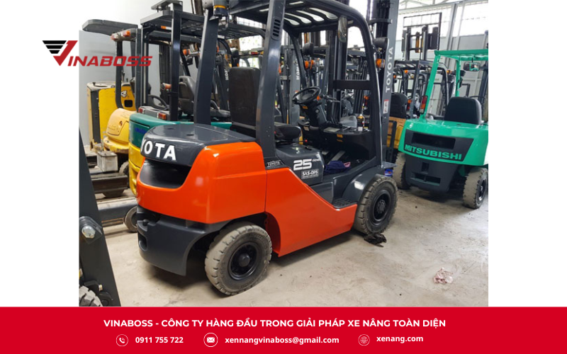 Ở phiên bản tiêu chuẩn, Toyota 8FD15 chủ yếu tích hợp chức năng nâng, hạ 
