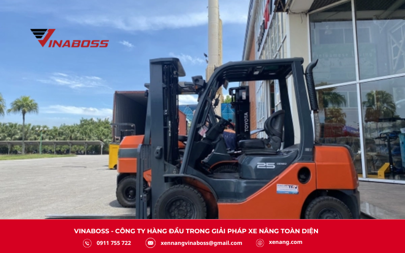 Toyota 8FD15 có trọng lượng khoảng 2.780 kg, thiết kế gọn gàng, cơ động