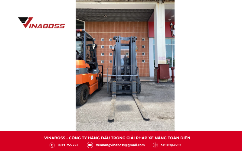 Xe sử dụng khung nâng 2 tầng (2-stage mast) với chiều cao nâng chuẩn 3.000 mm