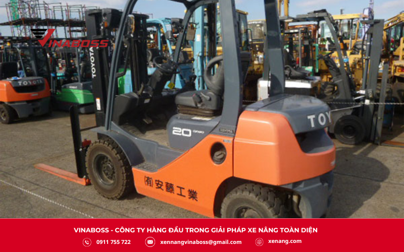 Xe được trang bị lốp đặc phía trước và lốp hơi phía sau, mang lại độ bám sàn tốt