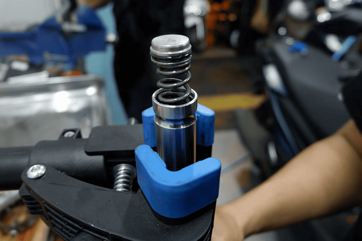 Sửa chữa hệ thống giảm chấn xe nâng
