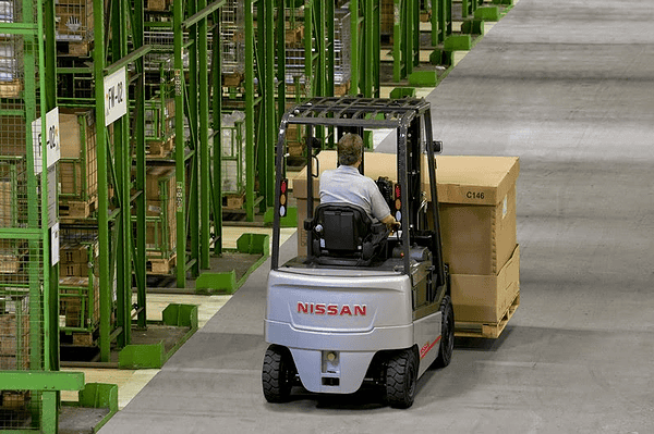 CÔNG DỤNG CỦA XE NÂNG TRONG NHÀ MÁY SẢN XUẤT