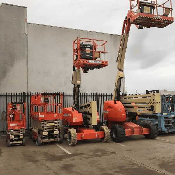 ƯU ĐIỂM VÀ HẠN CHẾ CỦA VIỆC SỬ DỤNG XE NÂNG TỰ HÀNH