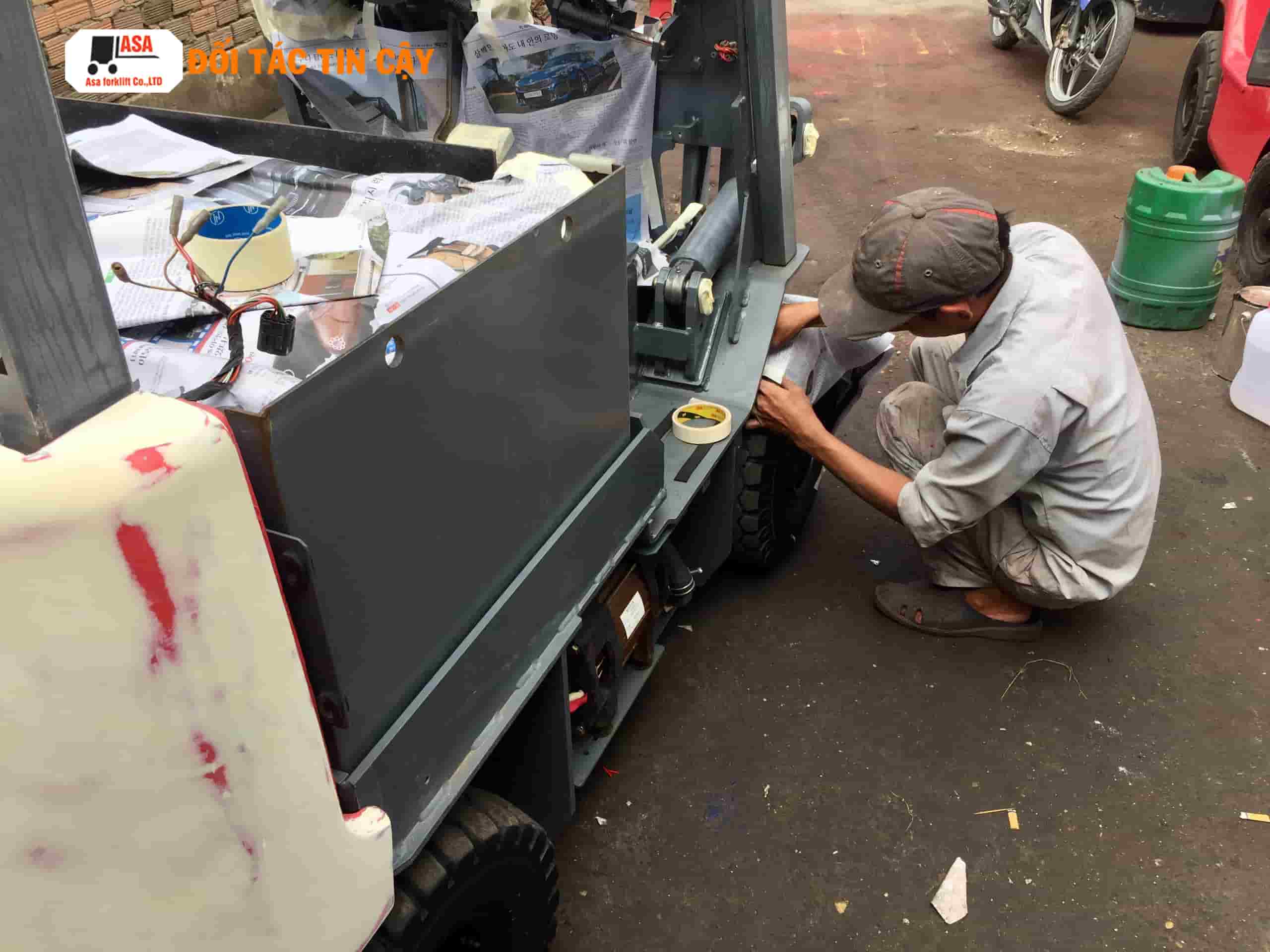 Khi sửa chữa xe nâng nếu khách có nhu cầu Asa sẽ sơn lại lớp sơn mới cho xe nâng