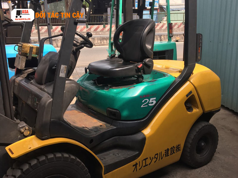 Xe nâng dầu 2.5 tấn thương hiệu Komatsu được ứng dụng phổ biến trong các doanh nghiệp và công trình xây dựng